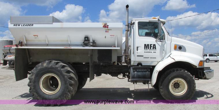 image for item H3257 2002 Sterling L8500 applicator truck