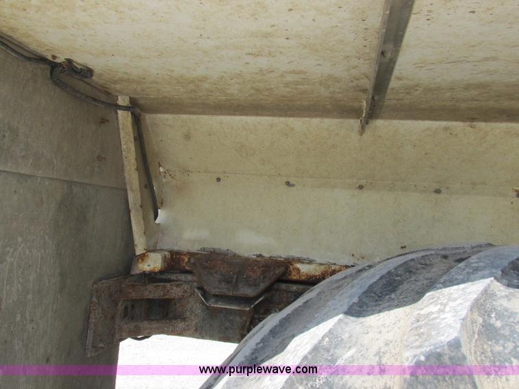 image for item H3257 2002 Sterling L8500 applicator truck