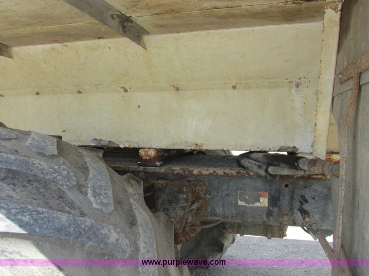 image for item H3257 2002 Sterling L8500 applicator truck