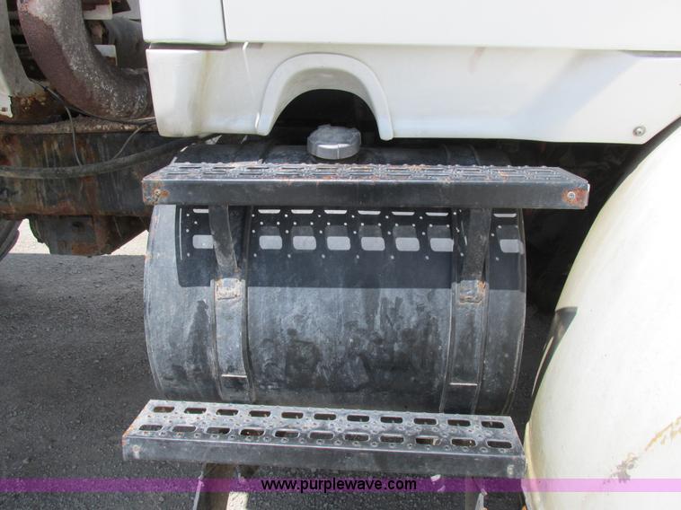 image for item H3257 2002 Sterling L8500 applicator truck