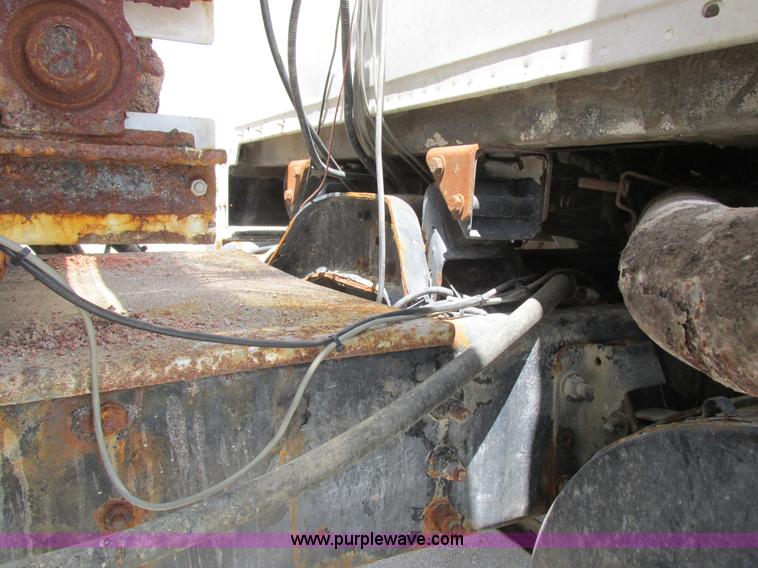 image for item H3257 2002 Sterling L8500 applicator truck