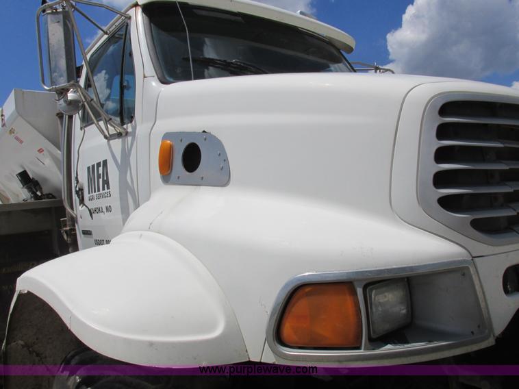image for item H3257 2002 Sterling L8500 applicator truck