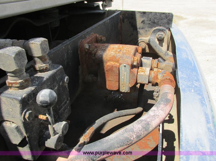 image for item H3257 2002 Sterling L8500 applicator truck