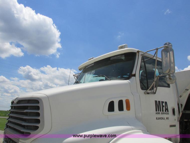 image for item H3257 2002 Sterling L8500 applicator truck