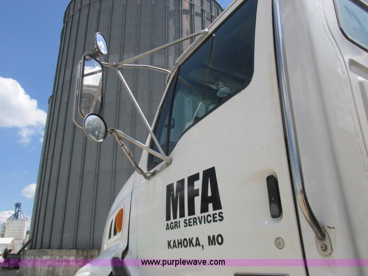 image for item H3257 2002 Sterling L8500 applicator truck