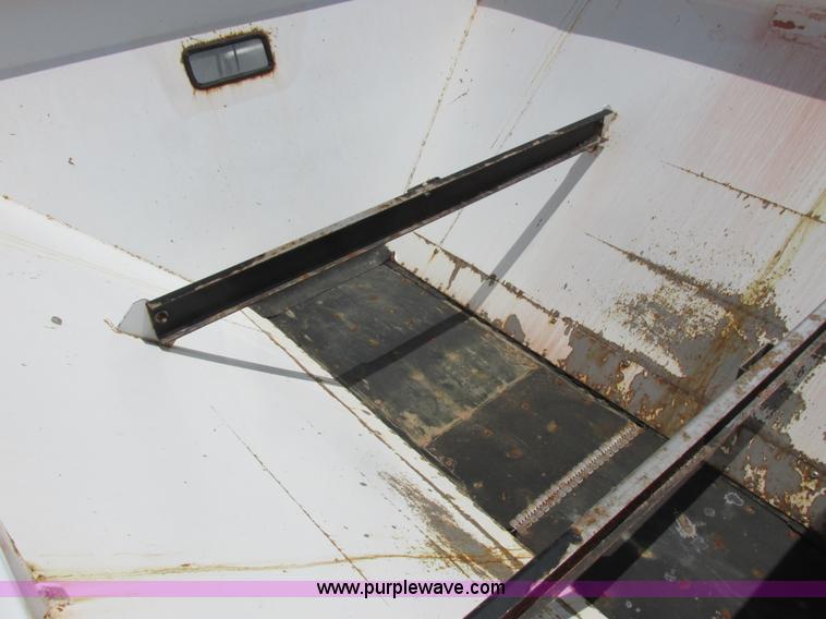 image for item H3257 2002 Sterling L8500 applicator truck