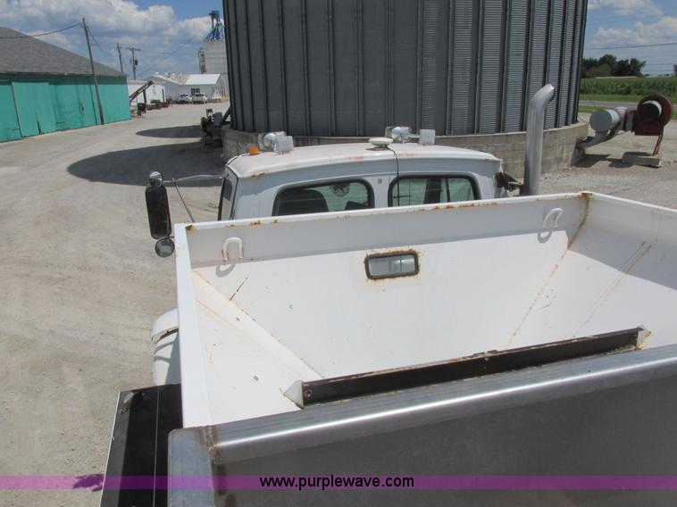 image for item H3257 2002 Sterling L8500 applicator truck