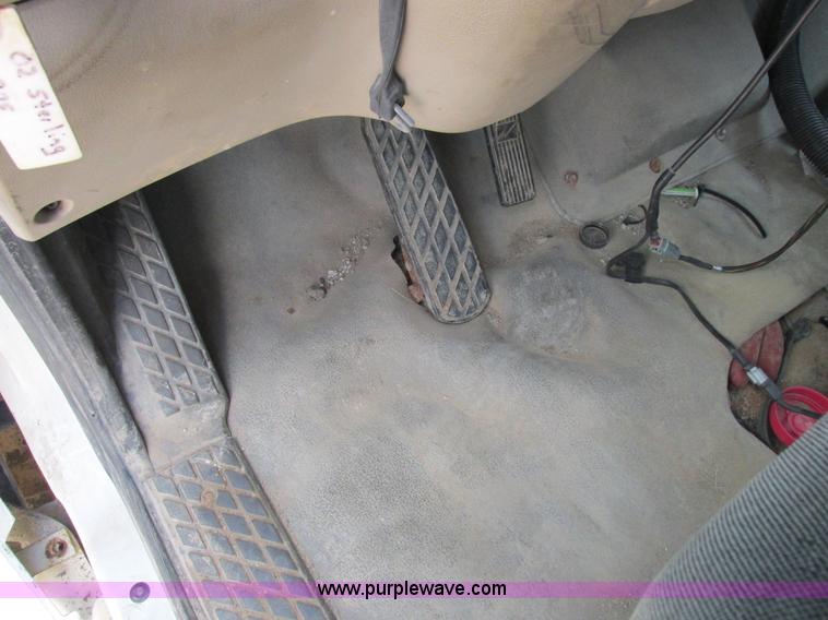 image for item H3257 2002 Sterling L8500 applicator truck