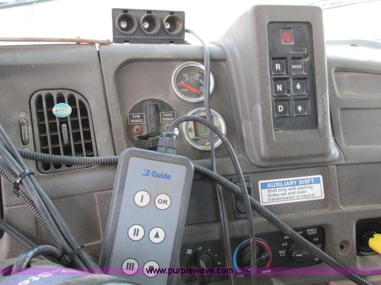 image for item H3257 2002 Sterling L8500 applicator truck