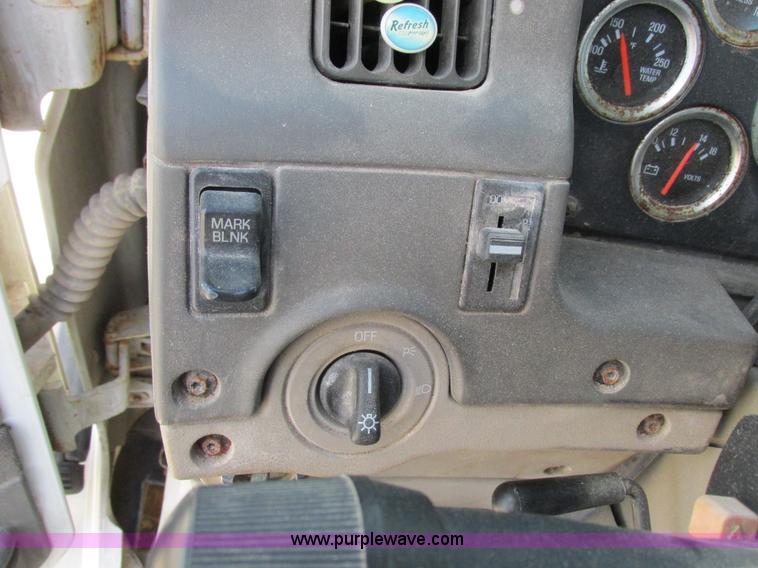 image for item H3257 2002 Sterling L8500 applicator truck