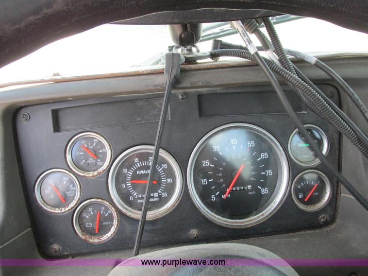 image for item H3257 2002 Sterling L8500 applicator truck