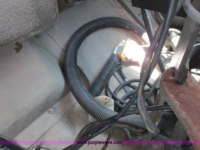 image for item H3257 2002 Sterling L8500 applicator truck