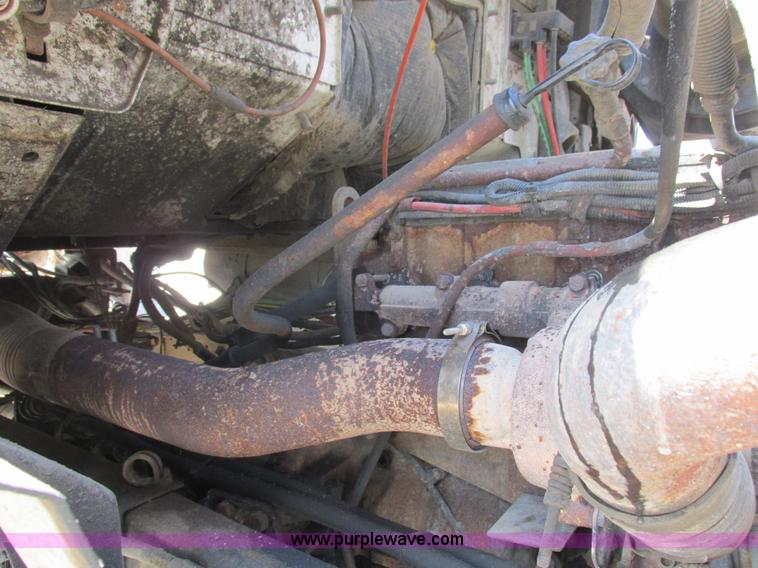 image for item H3257 2002 Sterling L8500 applicator truck