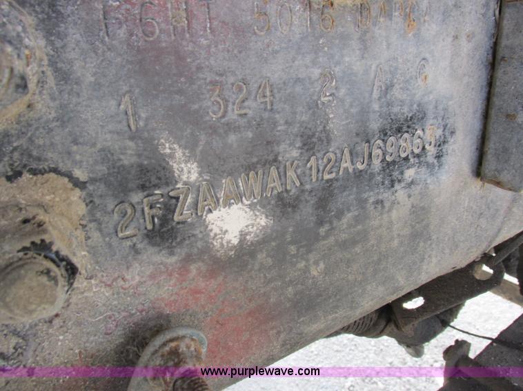 image for item H3257 2002 Sterling L8500 applicator truck