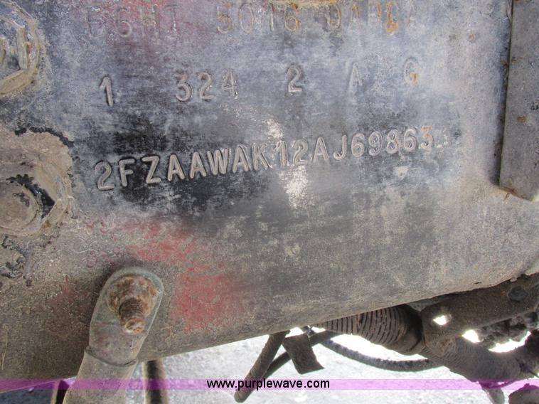 image for item H3257 2002 Sterling L8500 applicator truck