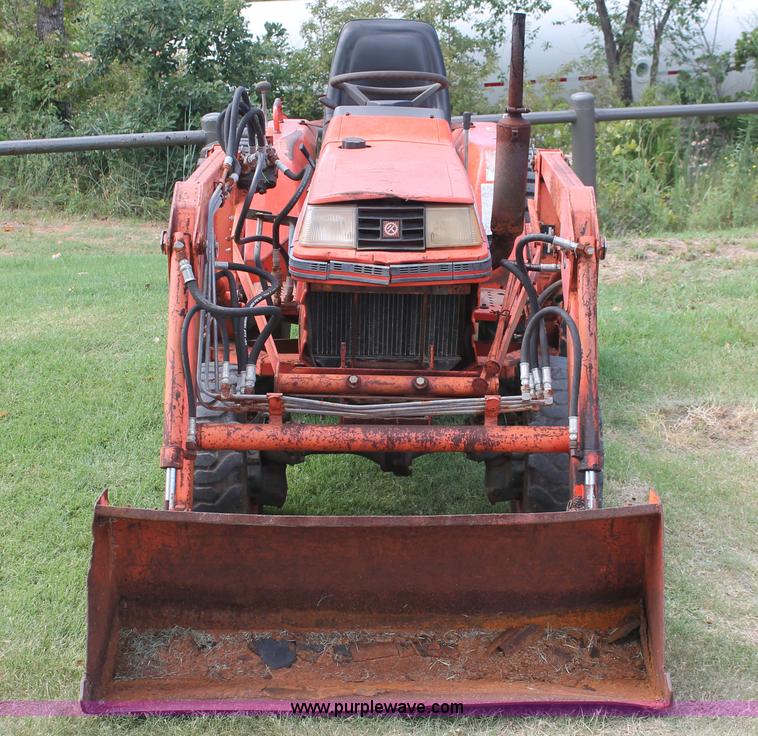 image for item H8148 1991 Kubota B1750HSD MFWD tractor