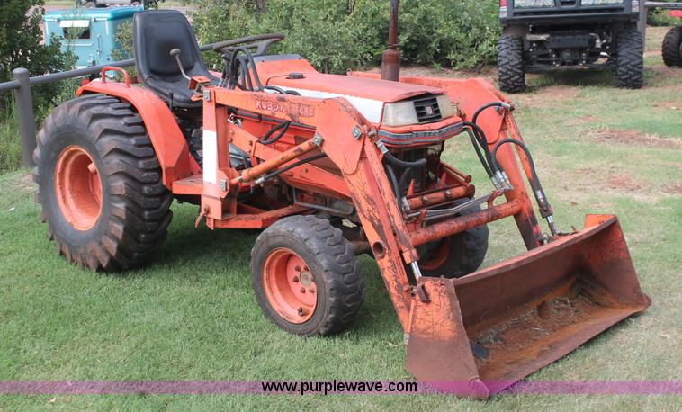 image for item H8148 1991 Kubota B1750HSD MFWD tractor