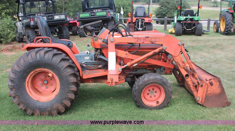image for item H8148 1991 Kubota B1750HSD MFWD tractor