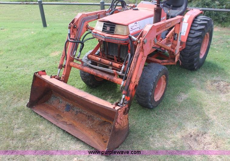 image for item H8148 1991 Kubota B1750HSD MFWD tractor
