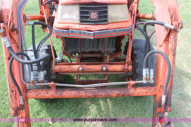 image for item H8148 1991 Kubota B1750HSD MFWD tractor