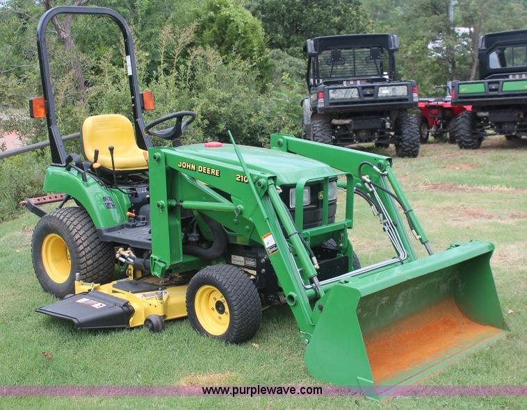 image for item H8151 2004 John Deere 2210 tractor