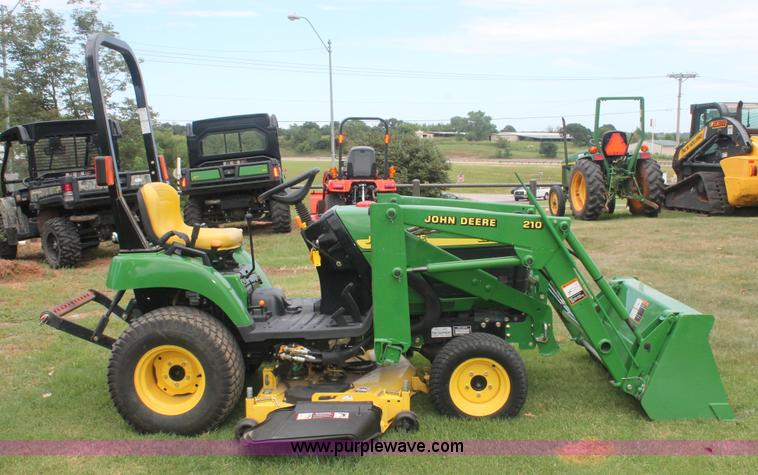 image for item H8151 2004 John Deere 2210 tractor