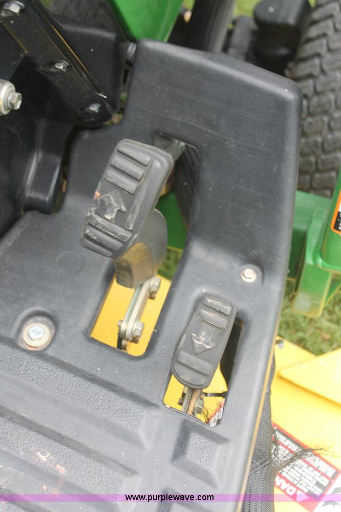 image for item H8151 2004 John Deere 2210 tractor