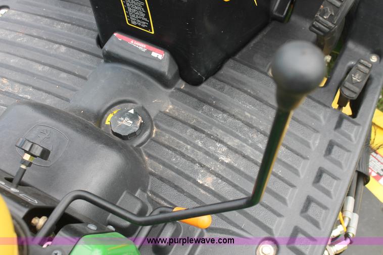 image for item H8151 2004 John Deere 2210 tractor