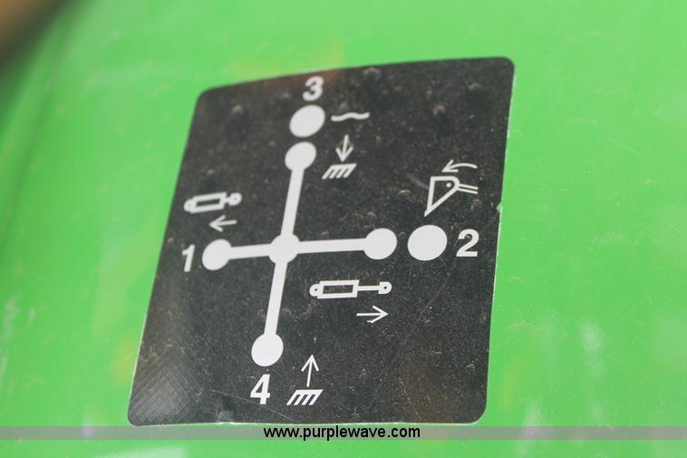 image for item H8151 2004 John Deere 2210 tractor