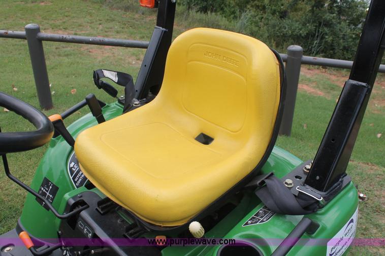 image for item H8151 2004 John Deere 2210 tractor