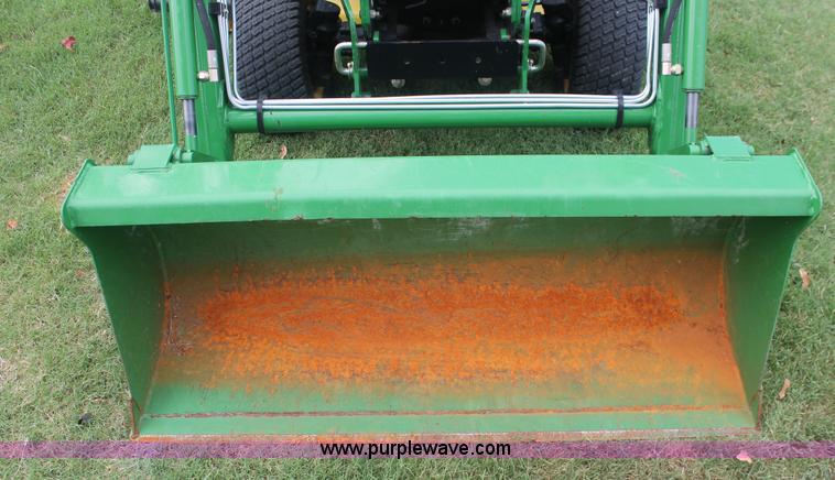 image for item H8151 2004 John Deere 2210 tractor