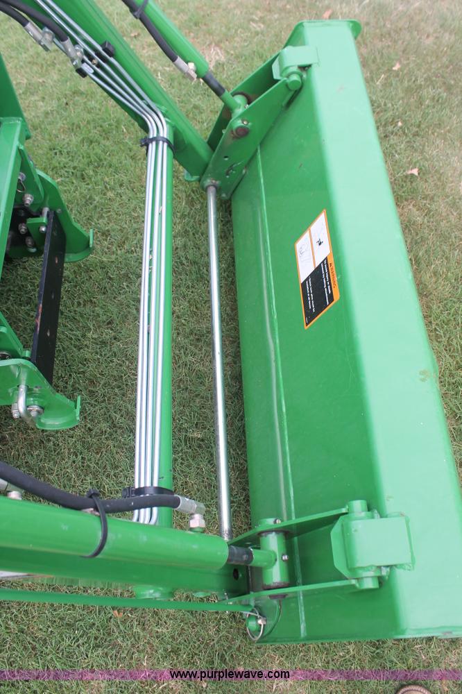 image for item H8151 2004 John Deere 2210 tractor