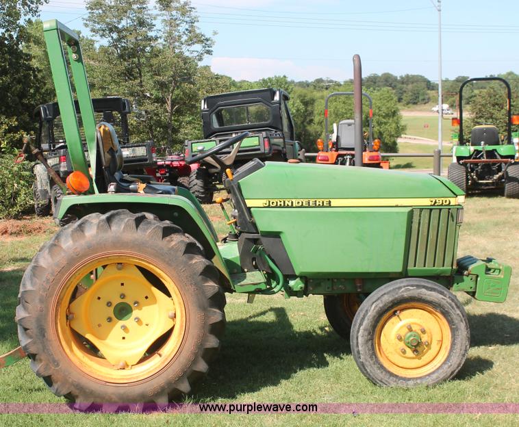 image for item H8152 2002 John Deere 790 tractor