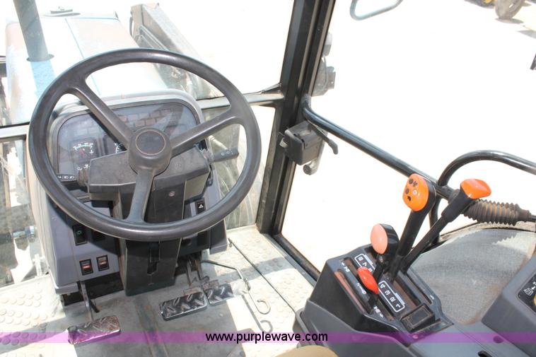 image for item H8157 1994 Ford 6640 tractor