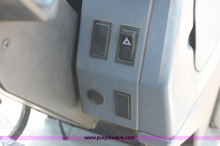 image for item H8157 1994 Ford 6640 tractor