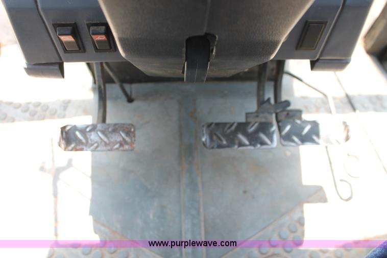 image for item H8157 1994 Ford 6640 tractor