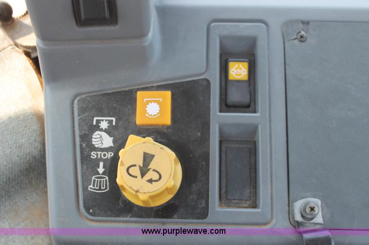 image for item H8157 1994 Ford 6640 tractor