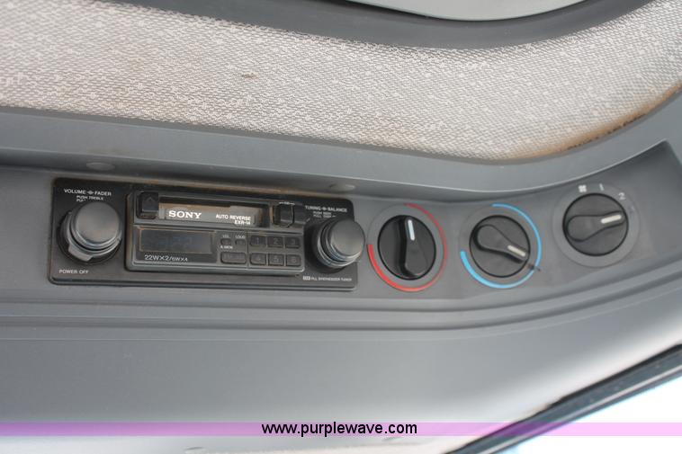 image for item H8157 1994 Ford 6640 tractor