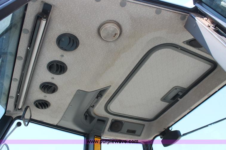 image for item H8157 1994 Ford 6640 tractor