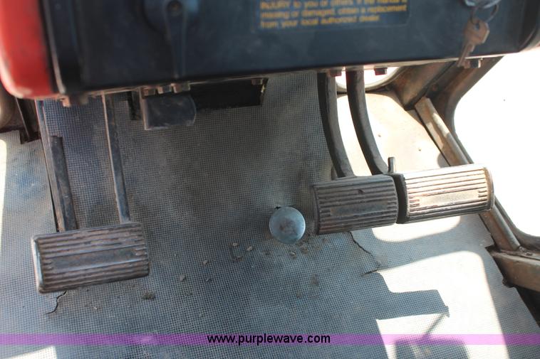 image for item H8158 1981 Allis Chalmers 7045 tractor