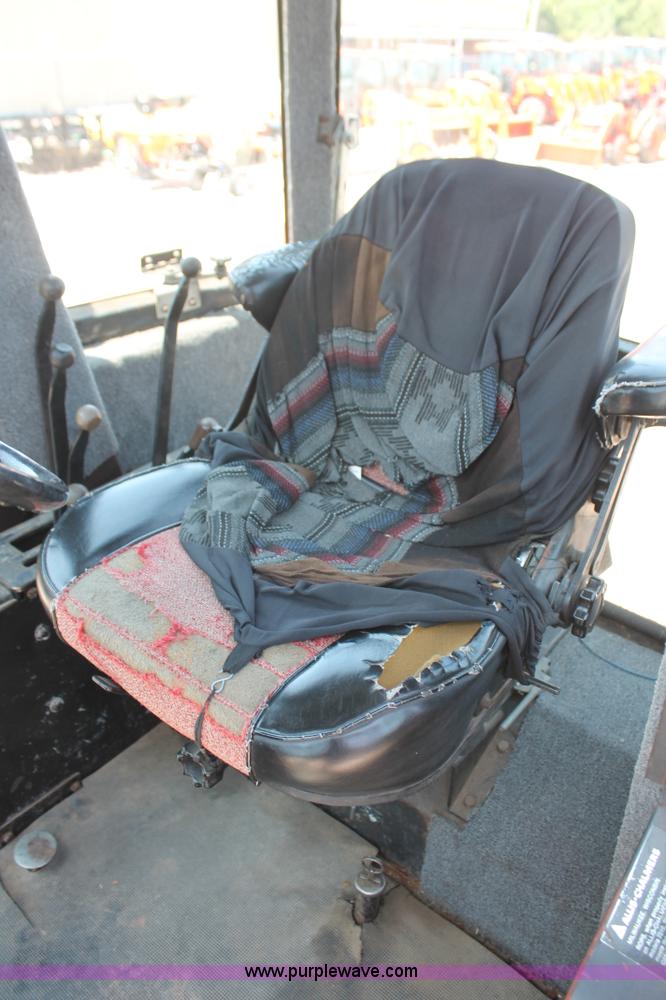 image for item H8158 1981 Allis Chalmers 7045 tractor