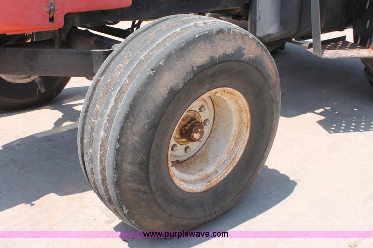 image for item H8158 1981 Allis Chalmers 7045 tractor