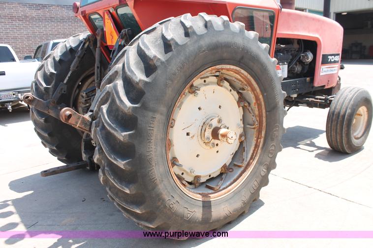 image for item H8158 1981 Allis Chalmers 7045 tractor