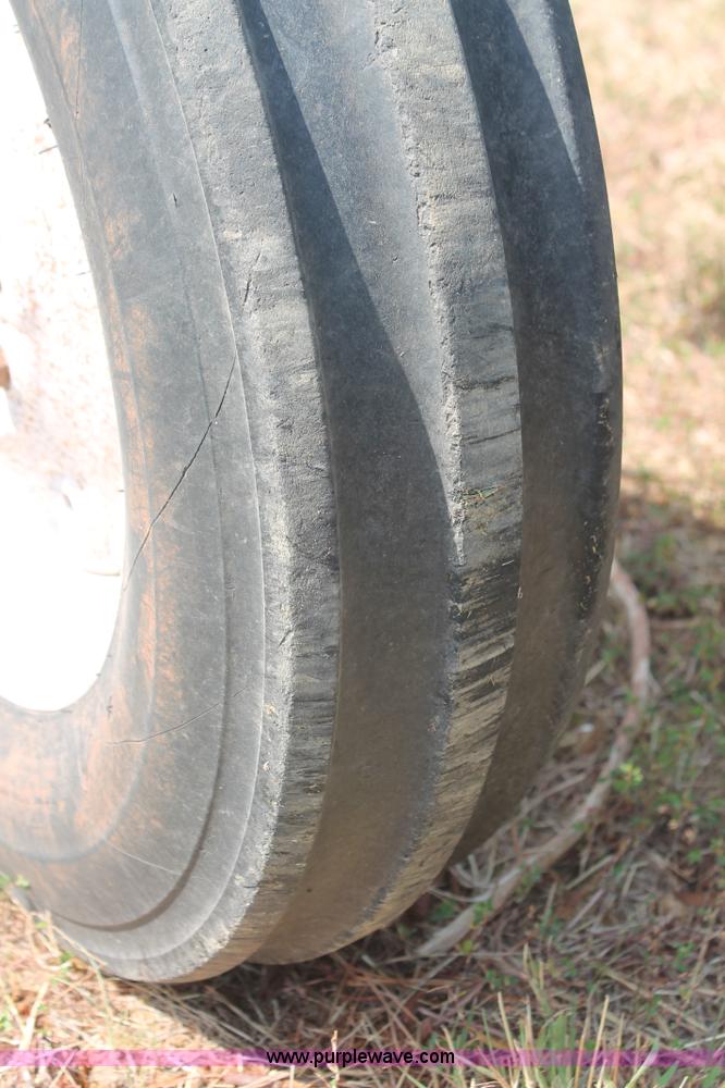 image for item H8161 1972 Ford 2000 tractor