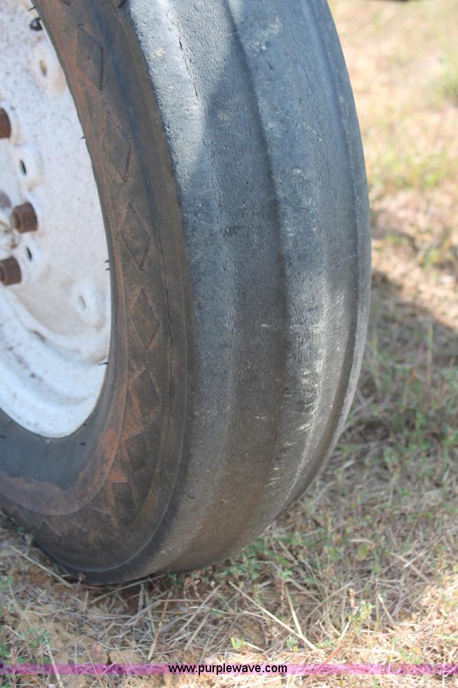 image for item H8161 1972 Ford 2000 tractor