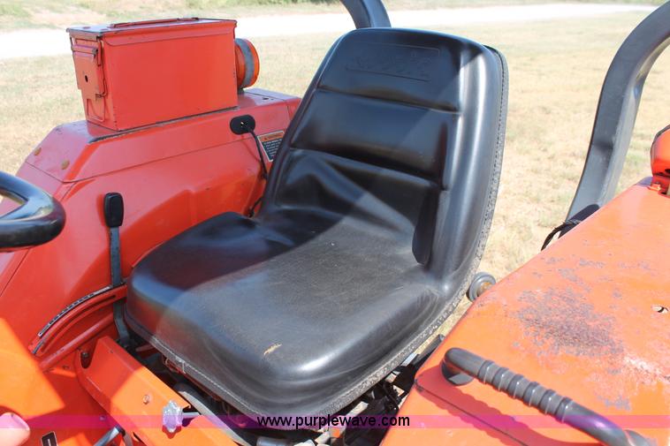 image for item H8162 2000 Kubota L3000DT MFWD tractor