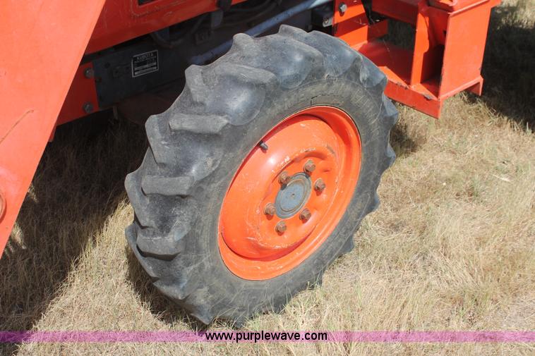 image for item H8162 2000 Kubota L3000DT MFWD tractor