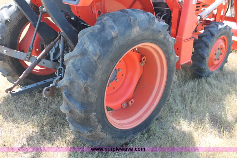 image for item H8162 2000 Kubota L3000DT MFWD tractor
