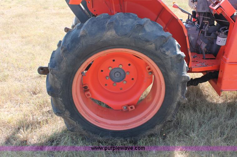 image for item H8162 2000 Kubota L3000DT MFWD tractor