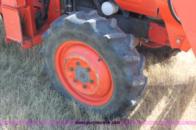 image for item H8162 2000 Kubota L3000DT MFWD tractor